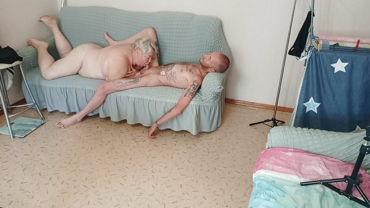 Styvmamma suger kuk så bra med en munfull tills jag cum i hennes mun