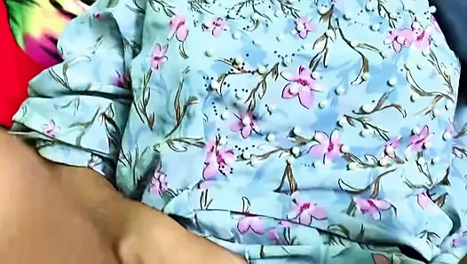 Ketika wanita seksi datang padaku meminta sumbangan