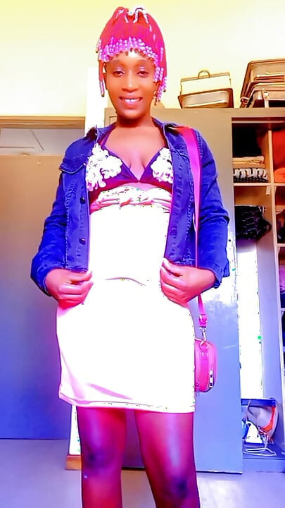 1º gennaio 2026 uso l'angolo del divano di mia madre per scoparmi