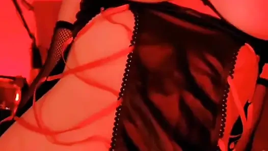 Cewek jalang ini lagi asik ngentot kontol raksasa sampai matanya merem melek