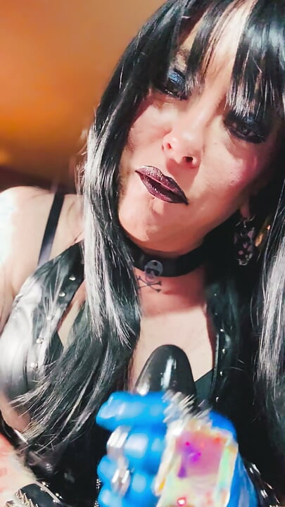 Domnișoara Tina Snua îți dă instrucțiuni să te masturbezi și să ejaculezi pe mănușile și inelele mele - Latex JOI CEI