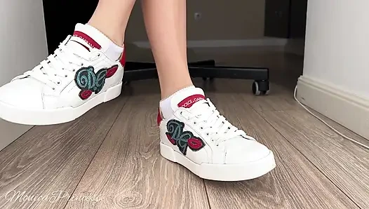 Mainin kaki di balik sepatu, kaus kaki, kaki jenjang