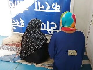 Dwie muzułmańskie uczennice w Hijabs ostro się pieprzą