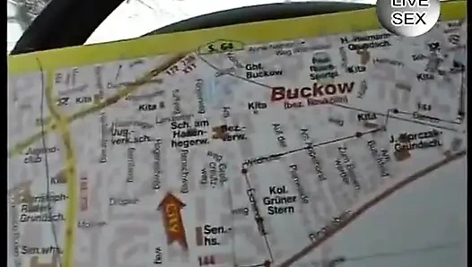 Dövmeli esmer orta yaşlı seksi kadın güzel bir sakso çekmeden önce mastürbasyon yapıyor ve işiyor