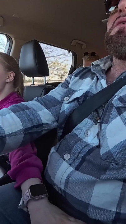 Awek blonde berusia 20 tahun dikongkek keras oleh seorang lelaki tua miang yang tahu apa yang dia lakukan