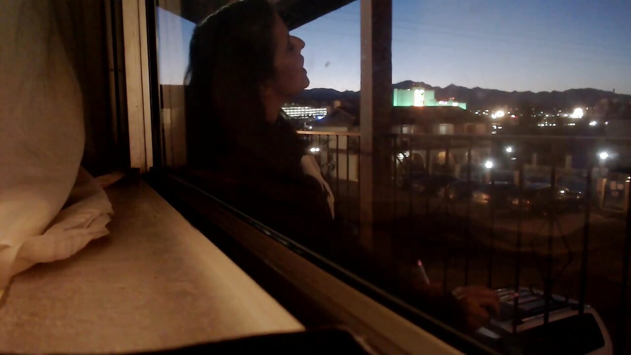 אלה מיוסרת זקוקה לסיגריה