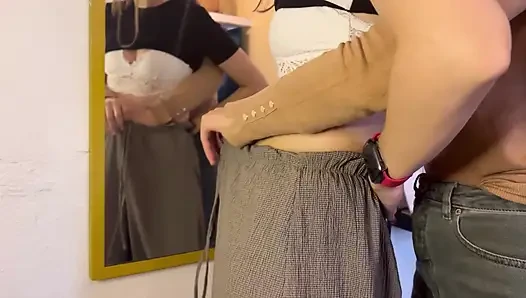 Aku duduk di kaki seorang teman wanita dan aku muncrat banyak banget