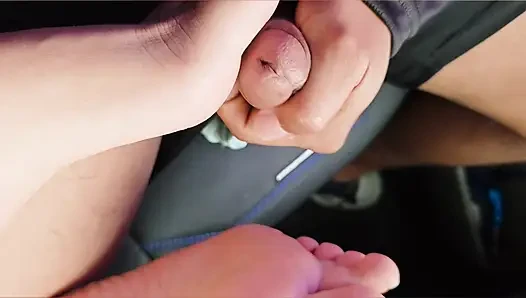 Uber sürücüsü ayaklarıma ve ağzıma boşalıyor