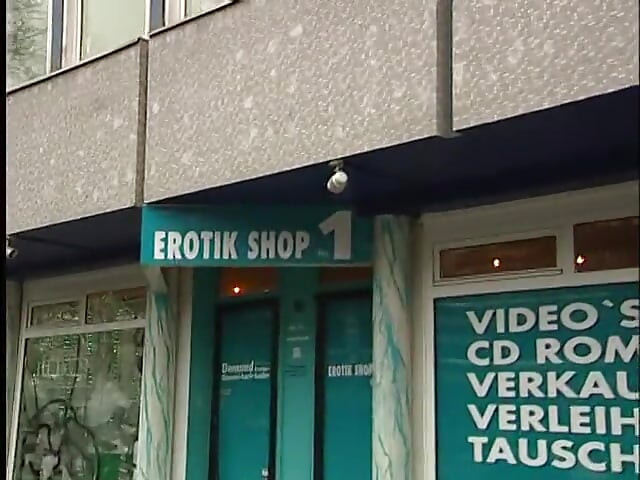 Flicka som arbetar på erotisk butik suger min kuk