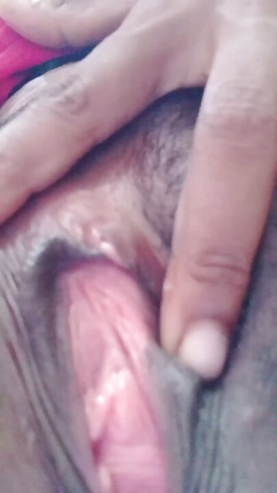 Chica de pueblo bhabhi masturbándose el culo y el coño