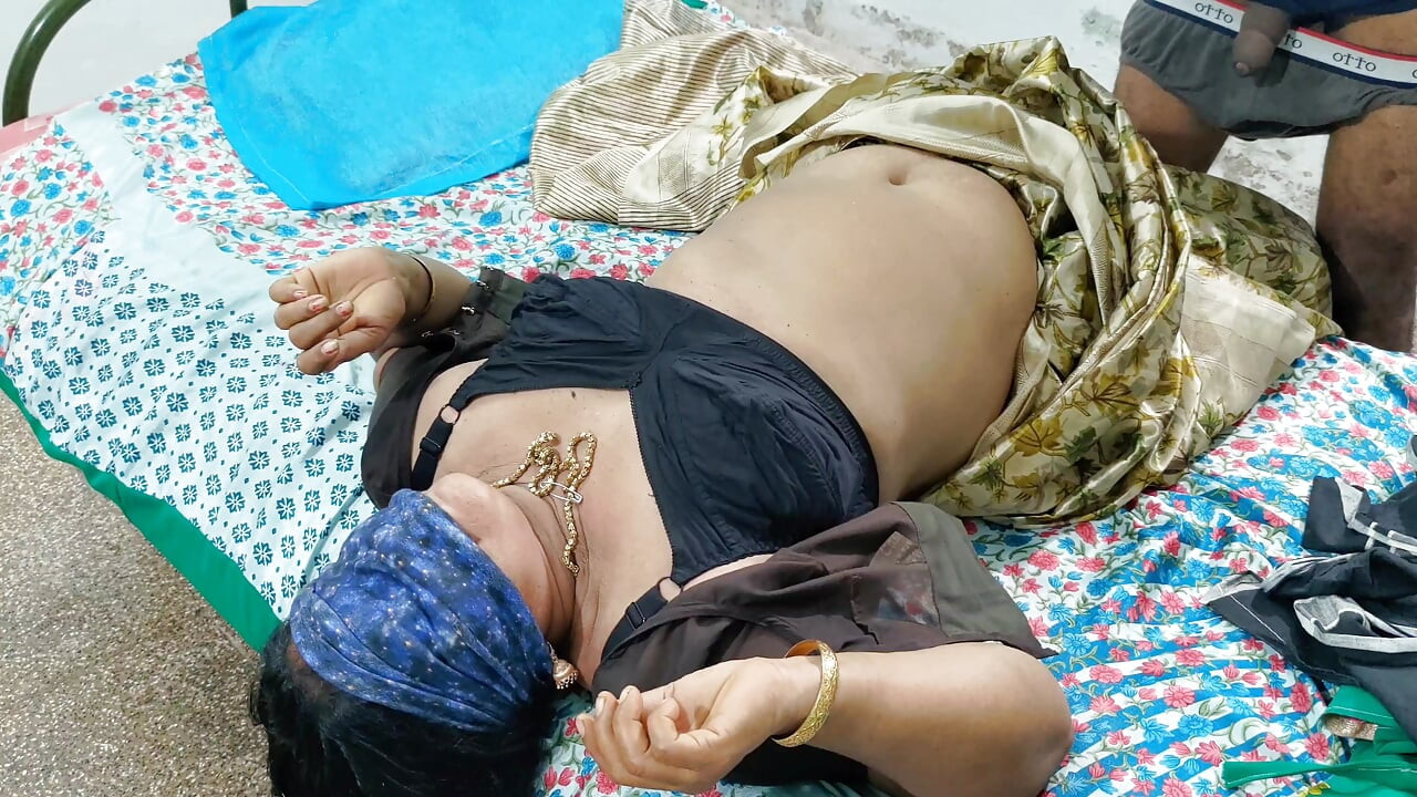 Esfreguei as partes íntimas da minha madrasta com minha língua e ejaculações durante sexo anal quente e violento.