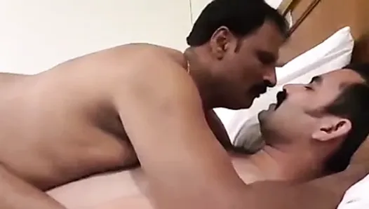 Papai indiano brinca com urso parte 2