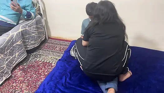 Cuckold-ehemann fickte seine ehefrau in jungem mann