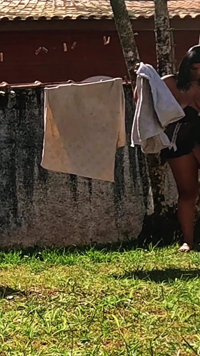 Istri pelacur menggantung pakaian tanpa celana dalam dan cuckold menidurinya di sana