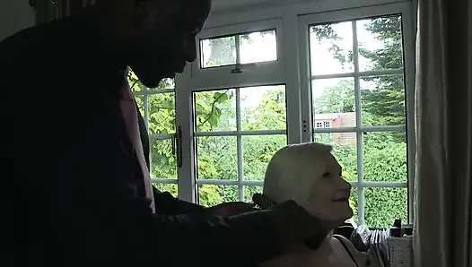 Wanita dewasa dientot habis-habisan sama kontol besar pria kulit hitam