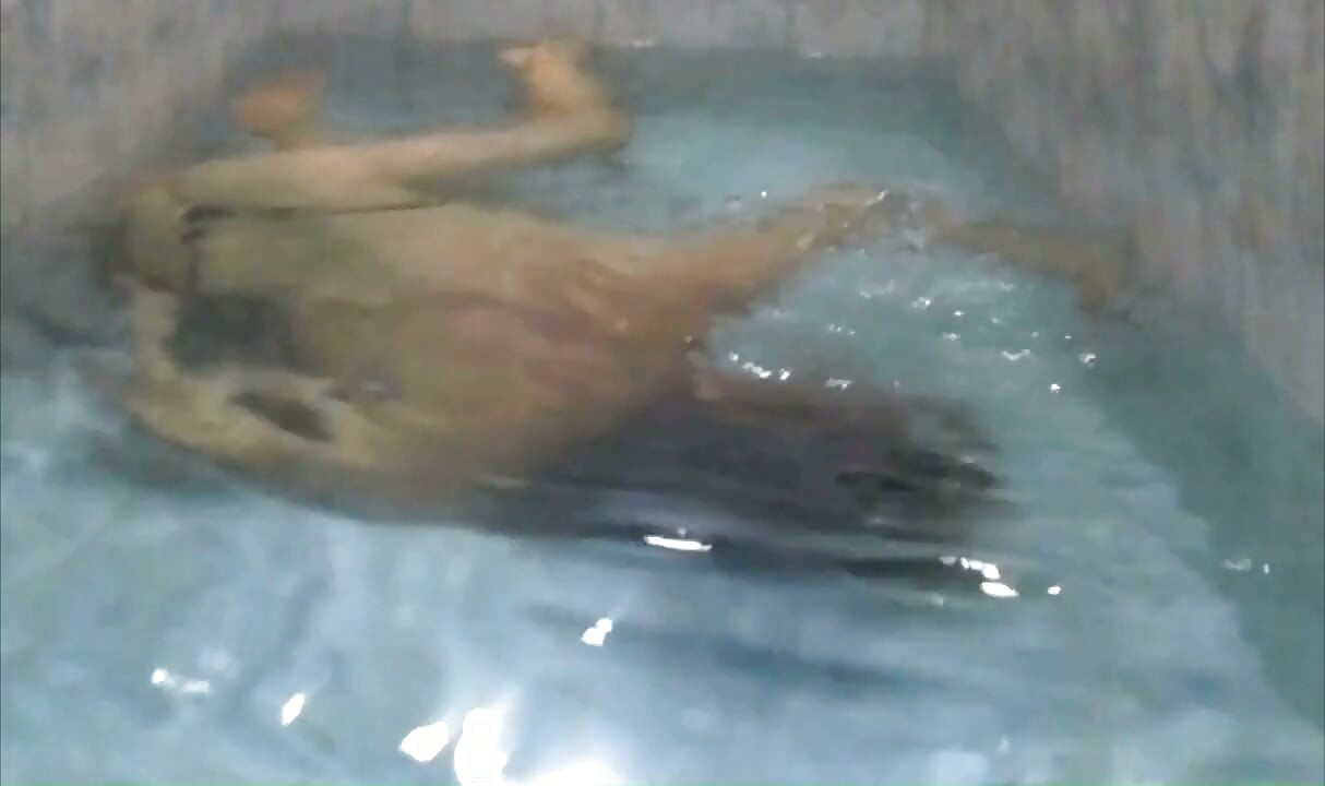Bandar sissy bathtub underwater crazy flexible poses