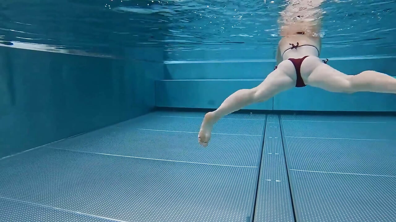 Pool men thori der tairi aur ekshan kaim ke saath paani ke andar khela