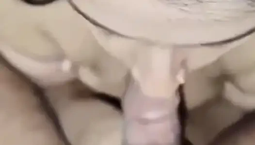 Индийская дези бхабхи делает мокрый минет ее любовнику в любительском видео