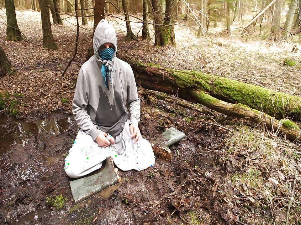 masturbare în pantaloni de trening în pădure 2