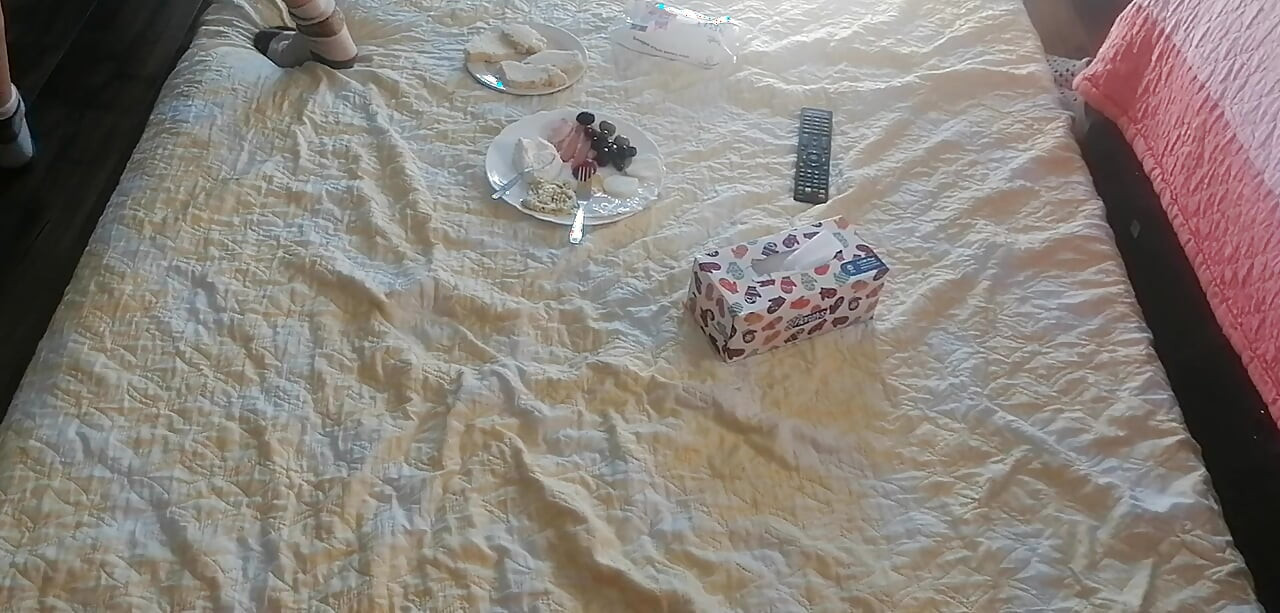 Sexy manželka jí snídani v ložnici. Amatérská manželka cvičí doma nahá.