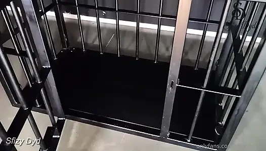 Kafese bağlı sfizy boşalana kadar bir yarağı sağıyor