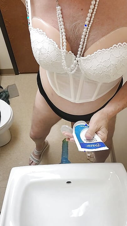 上班时穿女装被操（虽然只是假鸡巴）