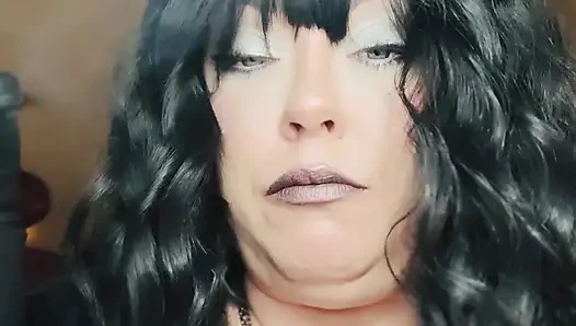 Siyah saçlı gotik sigara içiyor - iri güzel kadın Tina Snua deri eldivenler ve mücevherlerle sigara içiyor