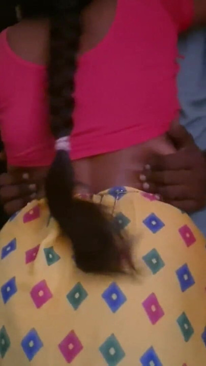 Isteri desi panas India mengongkek suami adik tirinya yang kecil | Klip 2