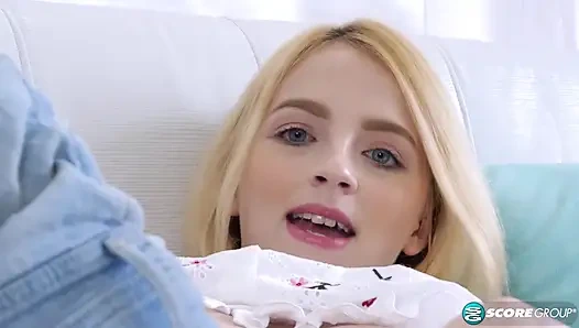 У блондинки Kate Bloom пирсинговы голубые глаза, маленькие сисечки и