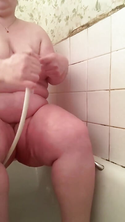 Žena sa velikim sisama se sapuna i ima zahtev fanova za tuširanje