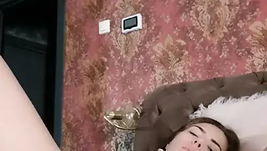 Alleinerziehende mutter spielt mit sich selbst, während niemand zu hause ist
