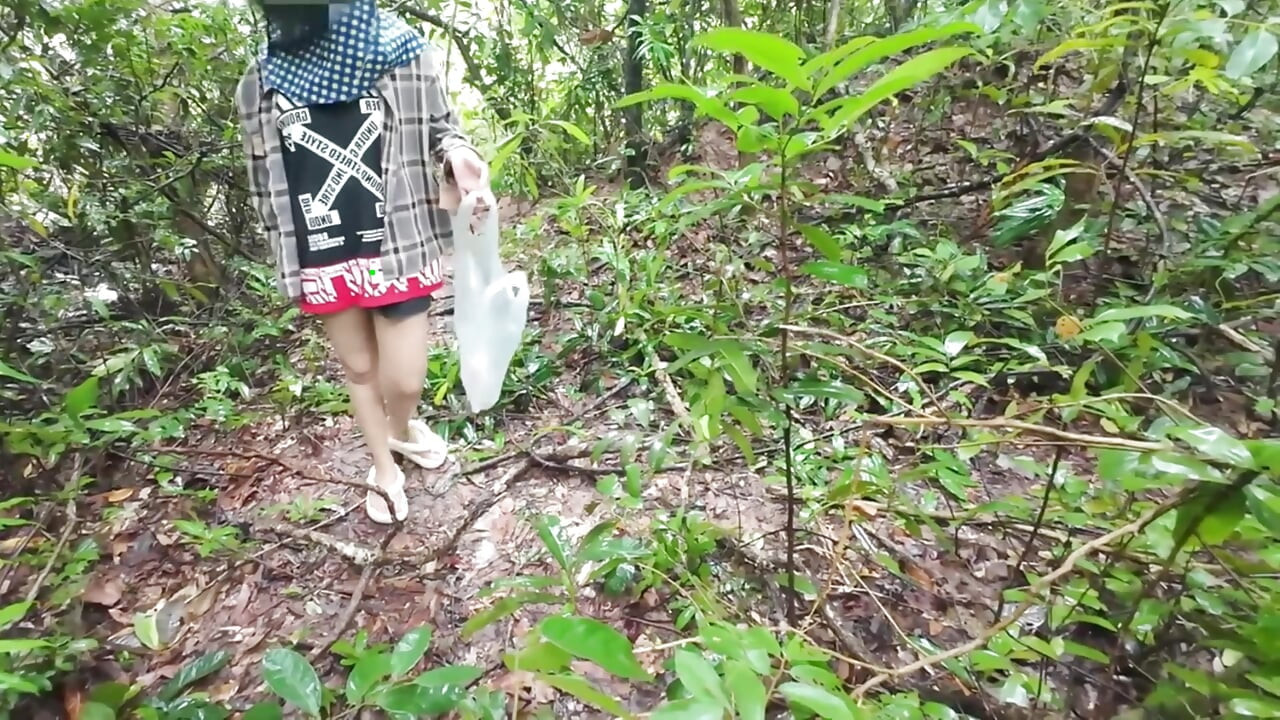 Thailändisches Mädchen läuft und prahlt damit, trotzdem Pilze zu pflücken, im Wald zu pinkeln Thailändische Stimme
