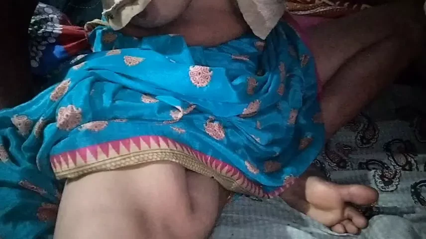 Desi gaon ki ladki ki chudai ladki ko maja a Gaya