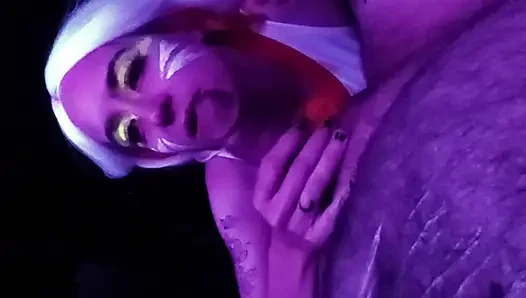 Крошечная Raver чирлидерша-Egirl поклоняется члену и трахается по всей спальне, а заканчивается кримпаем крупным планом