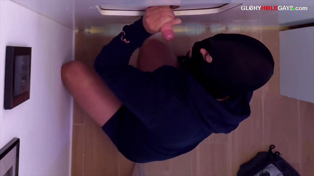 若い男、25歳、あえてグローリーホールに - 彼のお尻を穴に突っ込む