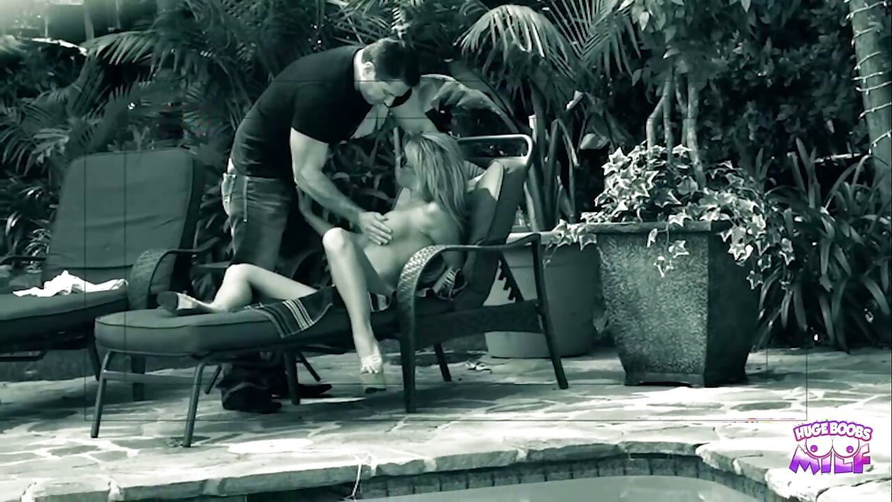 Isang blonde na may masikip na katawan ang nai-spy habang nagmamasturbate at kinakantot ang kanyang lalaki