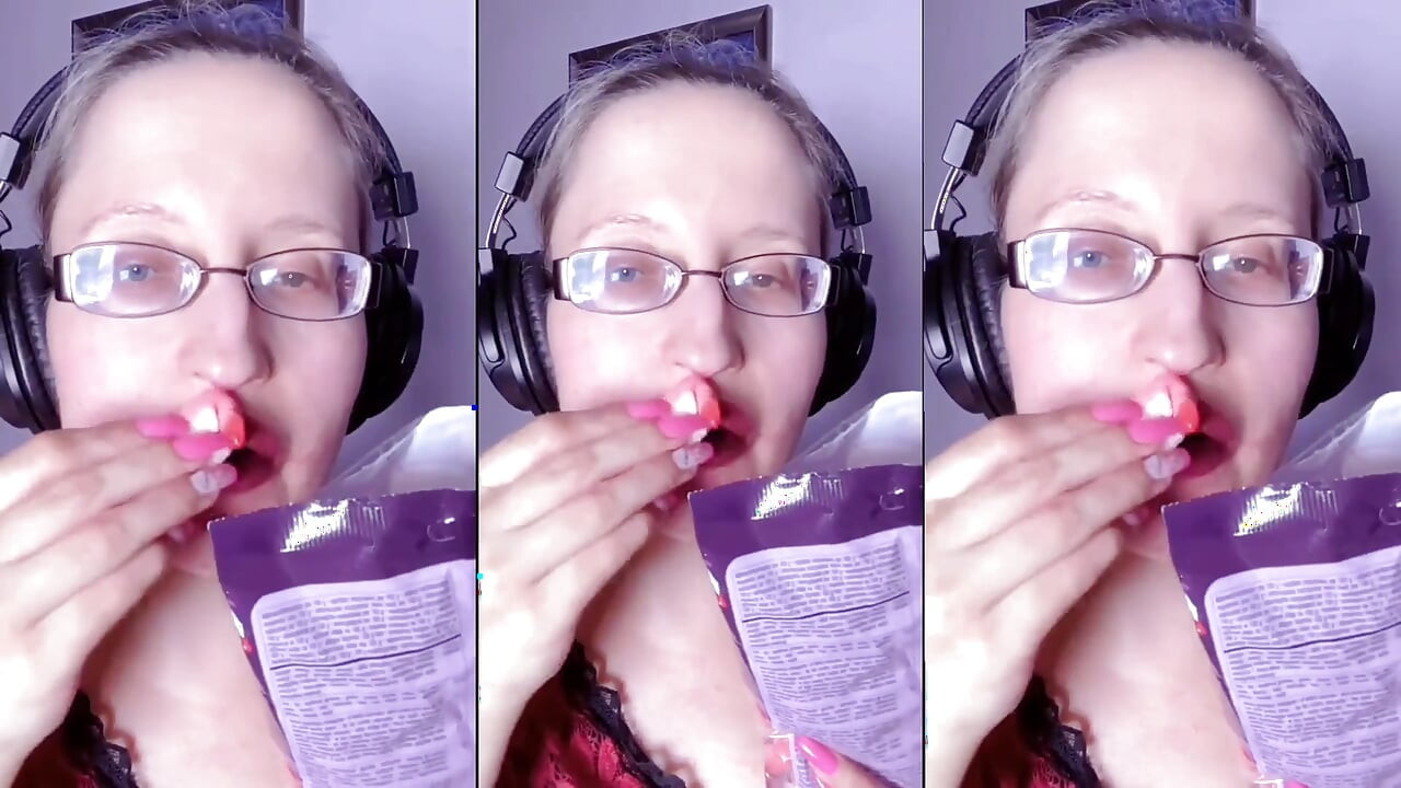 Asmr tänder godis äta - asmr, ögonglasögon, gianess, läppstift, stora läppar, mough, mat, ansiktsfetisch, långa naglar