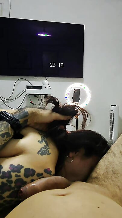 Pacarku menerimaku dengan pakaian dalam seksi