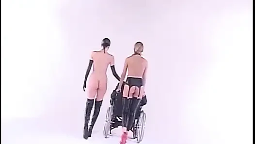 Flotter dreier mit zwei schätzchen in latex