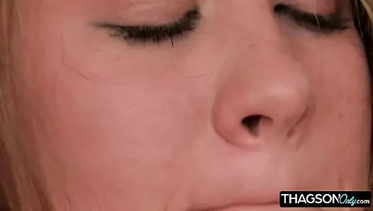 Si cewek hot rambut cokelat lagi asik masturbasi memeknya pakai mainan seks