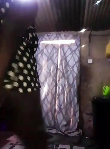 Afrikanische amateurin mit dicken möpsen twerking