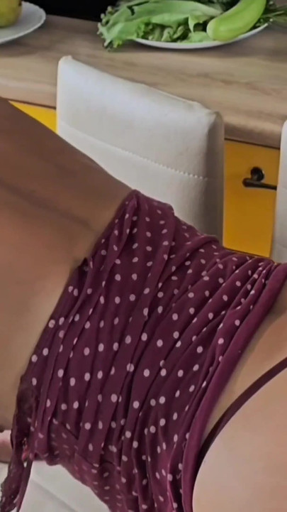 Calda bellezza arrapata legata urla e geme dall'intenso sesso anale