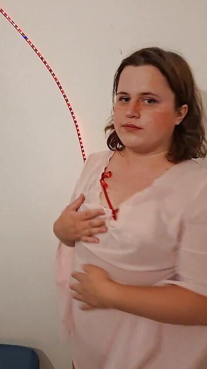 Slatka trans devojka se skida za tebe