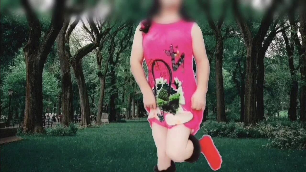 公園のセクシーなダンサーのレディーボーイ男女クロスドレッサー