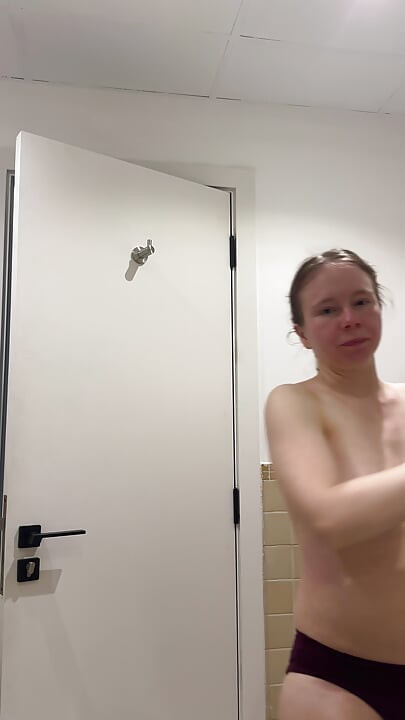 Nastolatek z aparatem myje zęby