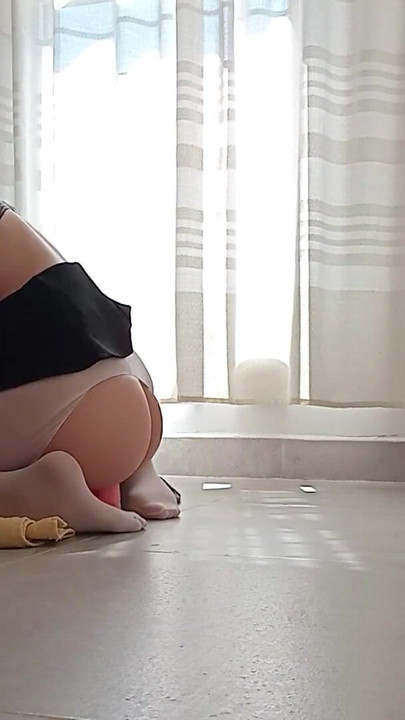 "Ateşli kız öğrenci birkaç orgazm olana kadar büyük dildosunda lezzetli bir şekilde hareket ediyor" dan epik an