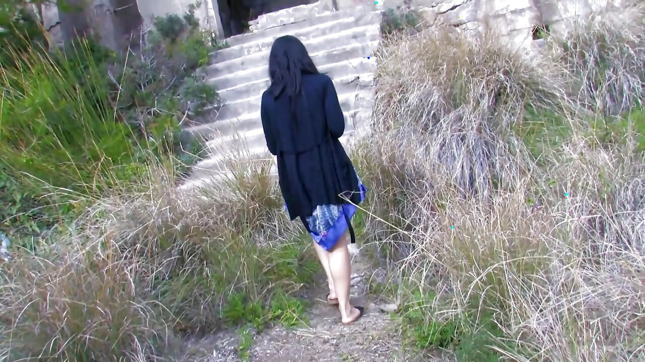 Egzotična mlada djevojka na otvorenom jebana u guzu i jebana u dvostrukoj penetraciji od dva frajera