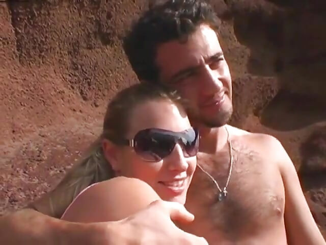 Mehukas blondi söpöläinen Katy Caro ja Phil Holliday löysivät turvapaikan meren rannalta nauttiakseen romanttisista treffeistä