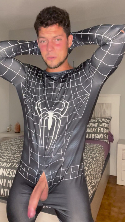 Kontol besarku muncrat tanpa sentuhan dengan spiderman suit