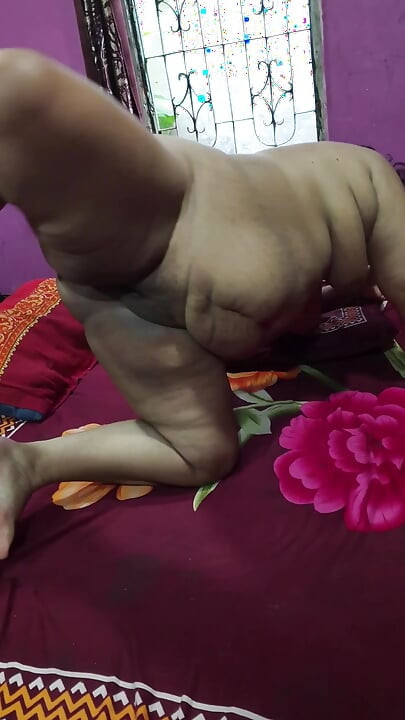 Desi Bhabi Showing Boobs.